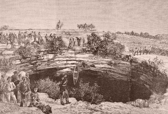 Orifice du puits de Padirac lors de la première exploration du gouffre par Édouard-Alfred Martel le 9 juillet 1889. Dessin de Slom (d'après une photographie de Rupin) paru dans Le Tour du Monde en 1890
