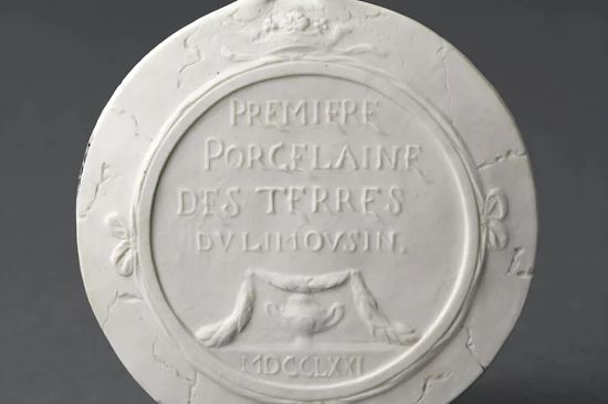 La première porcelaine de Limoges, un médaillon en biscuit fabriqué en 1771