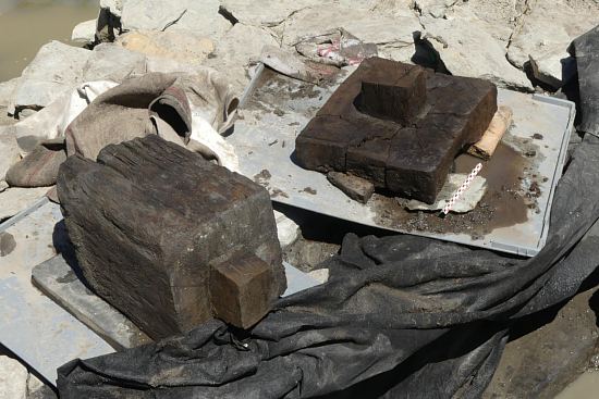 Éléments de bois massif à tenons qui s'inséraient dans les mortaises de la structure