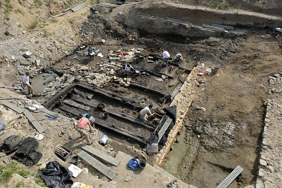 Vue générale du chantier de fouille et des aménagements de quais antiques