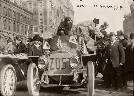 Le départ du raid New York-Paris, en 1908, course d'une durée de sept mois, d'une distance de 34 500 kilomètres, et à laquelle six équipages participent, dont trois français