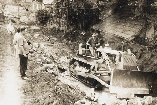 Roger Constant, le bien-nommé, passera des dizaines d'années à chercher l'entrée de la grotte de Lascaux sur sa propriété, déployant des moyens et des efforts démesurés
