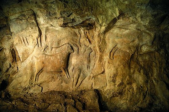 Frise sculptée et gravée du Roc-aux-Sorciers à Angles-sur-l'Anglin