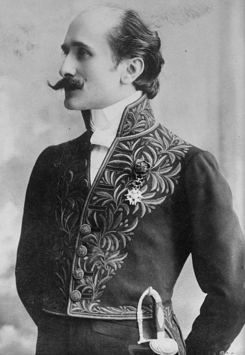 Edmond Rostand en habit d'académicien (élu en 1901 et reçu en 1903). Photographie prise vers 1915