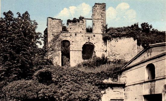 Ruines du château de Langoiran avant sa restauration