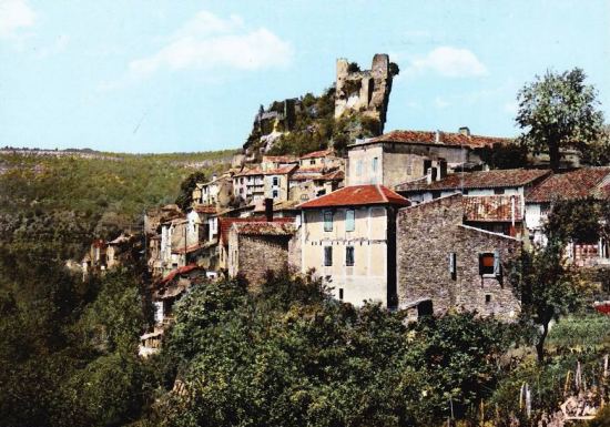 Ruines du château de Penne dominant le village