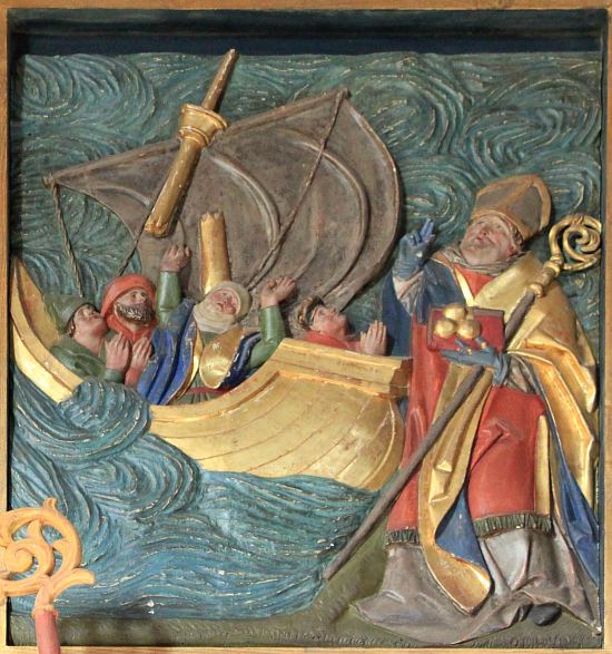 Saint Nicolas et le miracle de la tempête. Partie d'un bas-relief de l'église Saint-Nicolas de Lesachtal (Autriche)