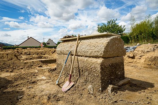 Sarcophage en grès en attente d'ouverture. Ce sarcophage contenait le cercueil en plomb présumé hermétique, qui a ensuite fait l'objet d'une ouverture très encadrée