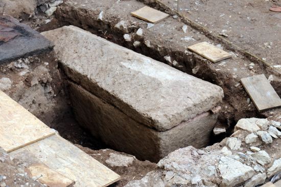 Le sarcophage du VIIe siècle est en pierre calcaire, il est assez basique