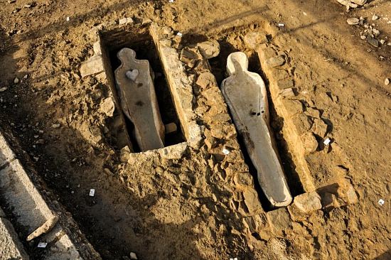 Vue d'ensemble de deux caveaux, après dégagement des sarcophages en plomb (fouille de Flers, 2014)