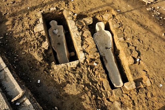 Vue d'ensemble de deux caveaux, après dégagement des sarcophages en plomb (fouille de Flers, 2014)