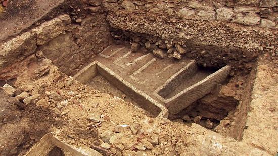 L'entassement de ces sarcophages trapézoïdaux est rare en archéologie