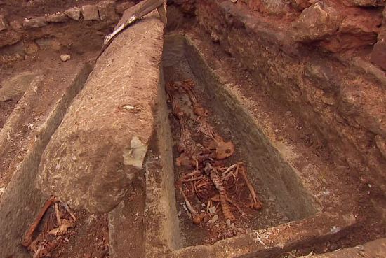 La forme des sarcophages en calcaire n'est pas inhabituelle, mais leur disposition laisse penser qu'ils remontent aux premières cérémonies chrétiennes effectuées à Périgueux