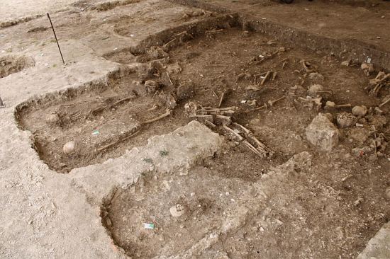 Sépultures et remblai conservé au cœur du cimetière de Harnes