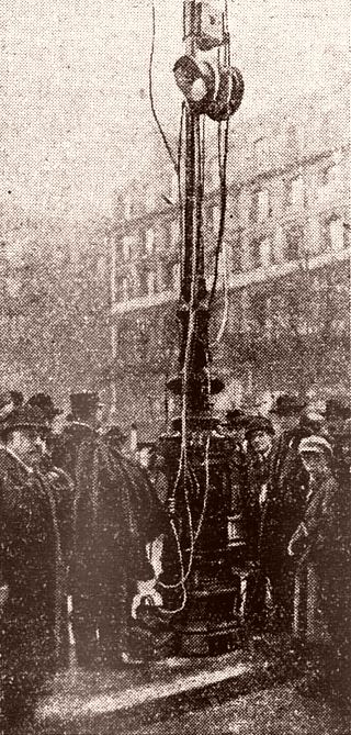 Essais de signalisation lumineuse à Paris, à l'angle du boulevard de Sébastopol et des grands boulevards. Photographie publiée dans L'Ouest-Éclair du 26 décembre 1922