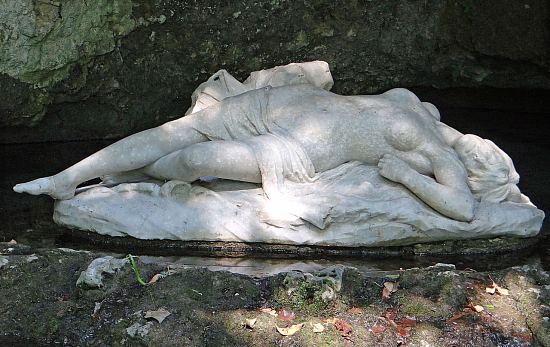 Statue de Fleurette, par Daniel Campagne (1896), dans une grotte du parc de la Garenne à Nérac