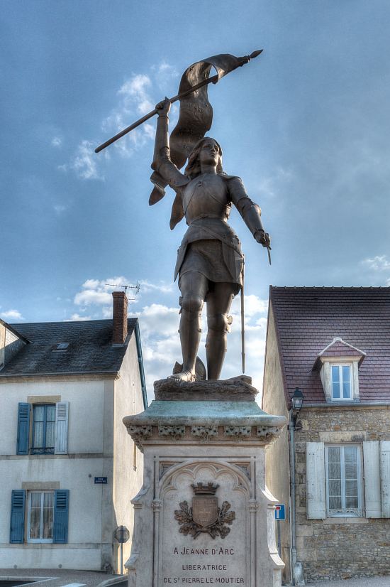 Statue de Jeanne d'Arc à Saint-Pierre-le-Moûtier