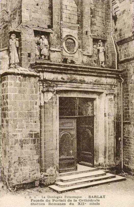 Statues romanes du XIIe siècle de la façade du portail de la cathédrale de Sarlat