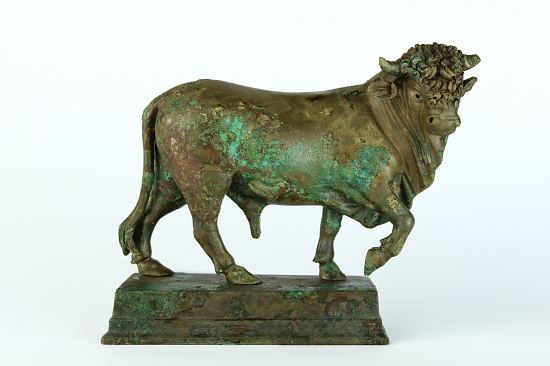 Statuette du taureau en cours de nettoyage