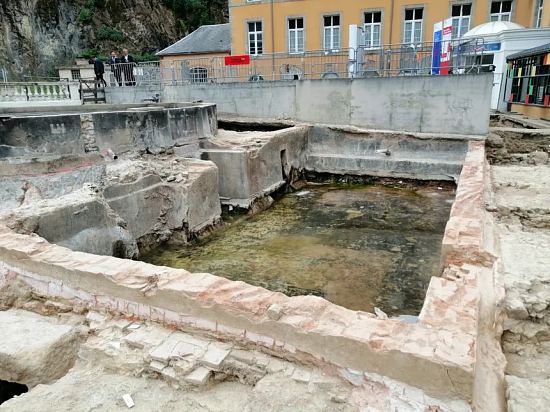 Un des bassins redécouvert par les archéologues à Évaux-les-Bains