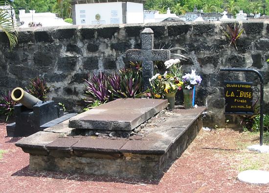 Tombe dite de La Buse au cimetière marin de Saint-Paul, à La Réunion (le pirate n'a pas eu de sépulture et le cimetière a été créé bien après sa mort)