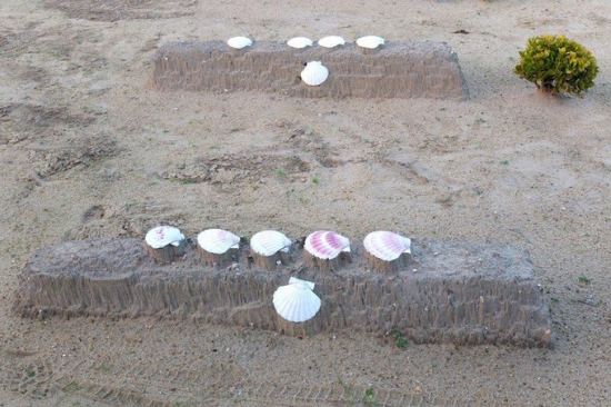 Les tombes sont confectionnées en sable, en signe d'humilité, sur lesquelles n'apparaît aucun élément d'identification. Seule une croix formée par des coquilles Saint-Jacques est visible sur chaque sépulture