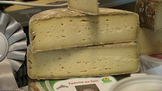 La tomme au foin, un fromage picard, au goût de noix, à la pâte claire est fabriquée et vendue à la ferme La Chapelle-Saint-Jean