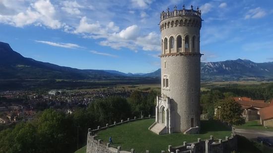 Tour d'Avalon (Isère) construite sur les ruines de l'ancien château médiéval d'Avalon