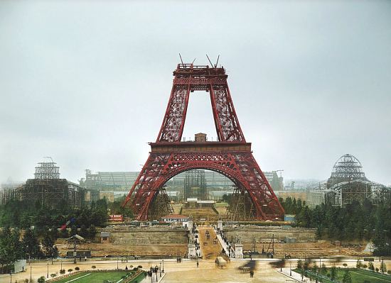 Construction de la tour Eiffel. Photographie de 1888 colorisée par Jordan Lloyd (Dynamichrome)