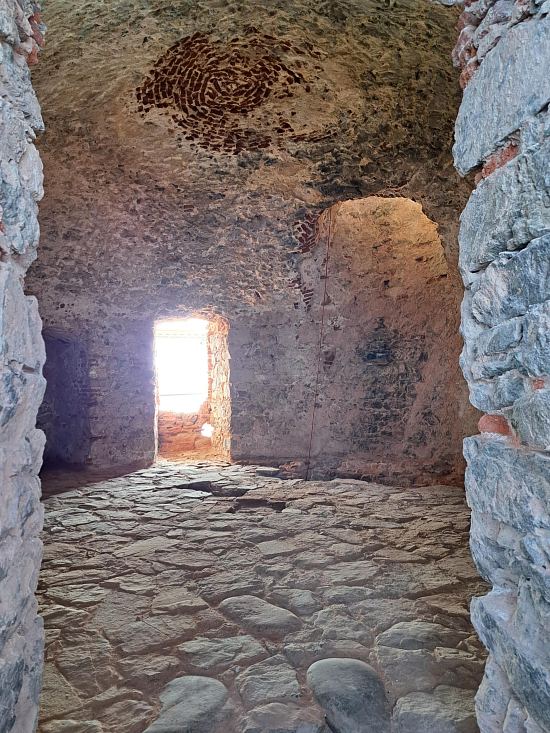 Vue du 2e étage de la tour de la Parata après le décroûtage des enduits modernes