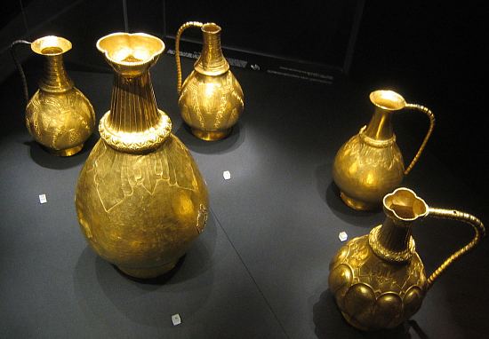 Vases du trésor de Nagyszentmiklós découvert en Hongrie en 1799. Probablement enterré vers 796 après la prise du Ring Avar, il est aujourd'hui exposé au musée d'Art et d'Histoire de Vienne, en Autriche
