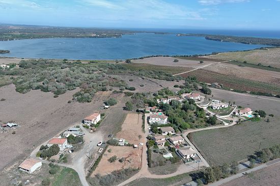 Vue aérienne des deux emprises de fouille avec en arrière-plan l'étang de Diane et la mer Tyrrhénienne
