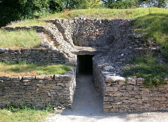 La nécropole de Bougon (Deux-Sèvres) comprend six tumulus