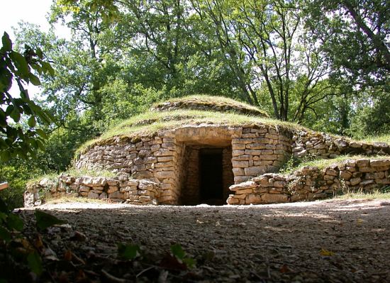 La nécropole de Bougon (Deux-Sèvres) comprend six tumulus