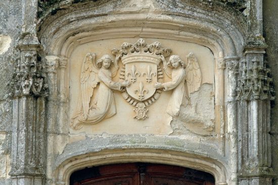 Tympan avec armoiries françaises et anges (château du Plessis-Bourré, dans le Maine-et-Loire, construit à la fin du XVe siècle)