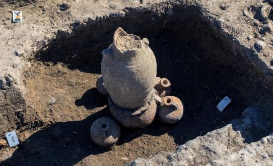 Une urne funéraire trouvée à Narbonne, sur le site d'une nécropole romaine unique qui vient d'être découverte