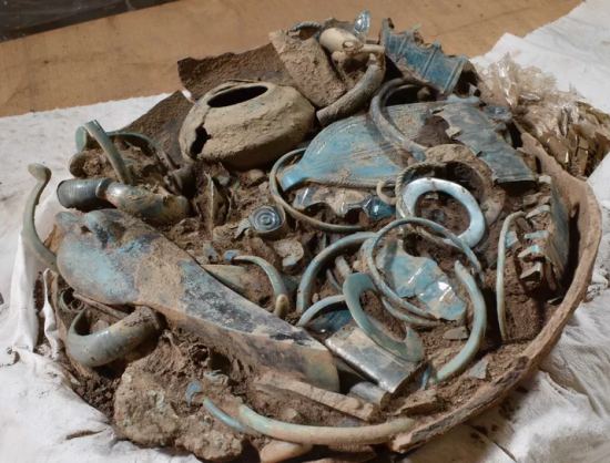 L'un des grands dépôts sacrificiels en fosse d'objets métalliques, découvert dans un habitat de hauteur de l'âge du Bronze à Gannat, dans l'Allier