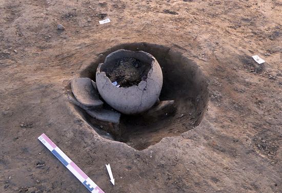 Vase néolithique déposé dans une petite fosse