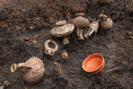 Détail des vases miniatures qui ont basculé après la disparition de leur support en bois