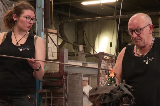 Guy et Maud travaillent en duo à la création d'un baromètre à eau