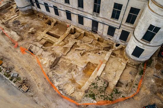 Partie nord du château, côté jardins : les archéologues ont mis au jour des maçonneries appartenant au premier château médiéval