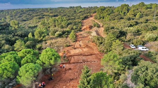 Photographie aérienne des recherches archéologiques menées sur la voie Domitienne, près de Loupian