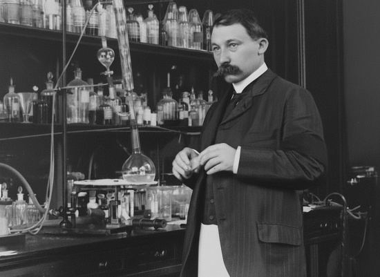 Victor Grignard dans son laboratoire. Photo prise vers 1910