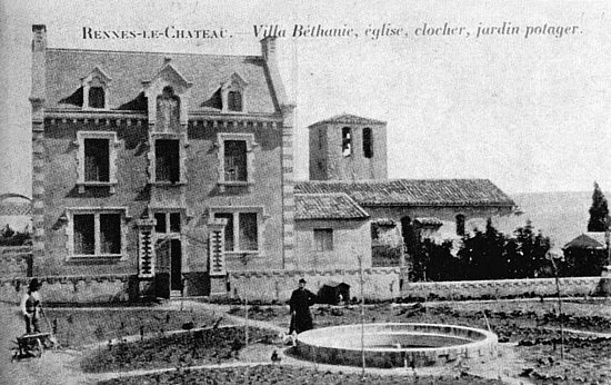 La Villa Béthanie de l'abbé Saunière, avec son potager, à Rennes-le-Châeau (Aude). Béranger Saunière pose devant le bassin circulaire. À droite, l'église