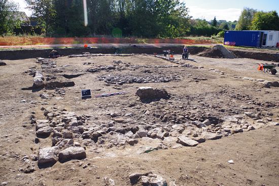 Vue générale du bâtiment B, divisé en deux pièces de surfaces égales de 55 m2 chacune et séparées par un mur de refend non chaîné aux murs gouttereaux
