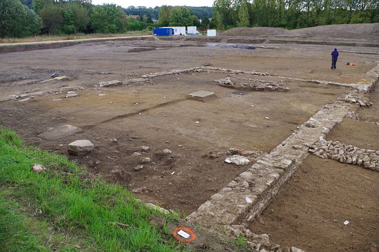 Vue générale du bâtiment A du nord-est vers le sud-ouest. Les aménagements internes, notamment les deux blocs massifs de forme rectangulaire de dimensions similaires, sont placés dans l'axe longitudinal du bâtiment