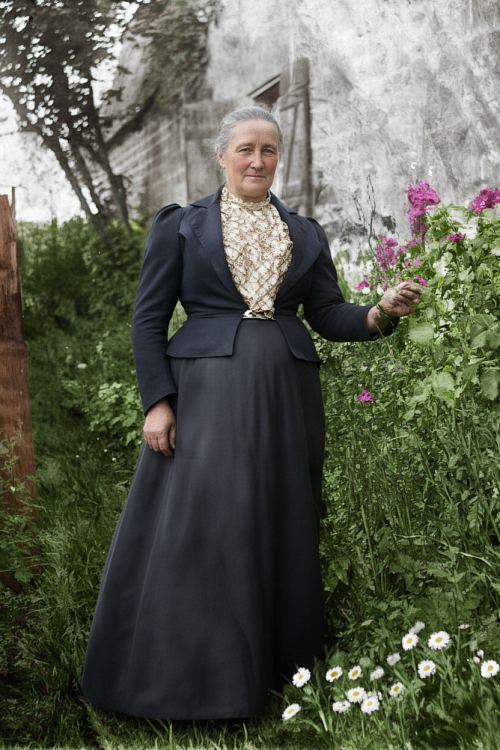 Vitalie Rimbaud, mère d'Arthur, devant sa ferme de Roche, près de Charleville. Impression à l'albumine réalisée en 1890 et colorisée ultérieurement