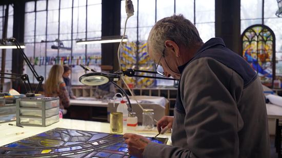 Franck Jégou restaure une baie des vitraux de la cathédrale de Chartres dans les ateliers de la Maison Lorin