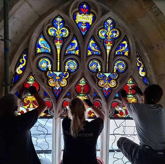Repose des vitraux du XVIe siècle de l'église Notre-Dame de l'Assomption de Montville (Seine-Maritime)