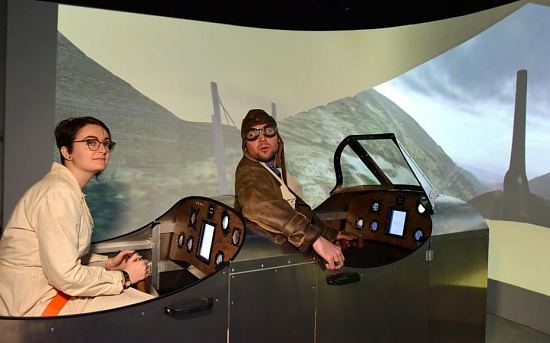 Les deux guides comédiens du musée volent dans le simulateur du Breguet XIV
